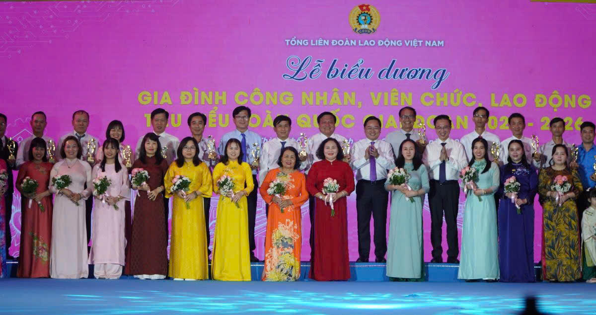 Biểu dương 95 gia đình công nhân, viên chức, lao động tiêu biểu toàn quốc