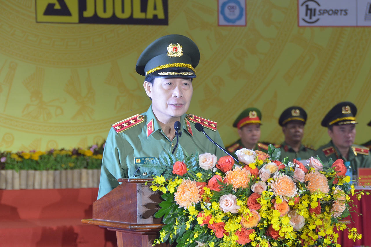 Phát biểu khai mạc hội thao, Thứ trưởng Lê Quốc Hùng nhấn mạnh: Khỏe để xây dựng và bảo vệ Tổ quốc là nhiệm vụ lớn lao của lực lượng vũ trang và nhân dân.
