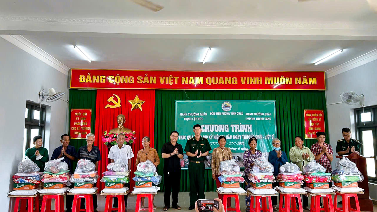 Đồn Biên phòng Vĩnh Châu phối hợp mạnh thường quân tặng quà cho người nghèo, gia đình chính sách