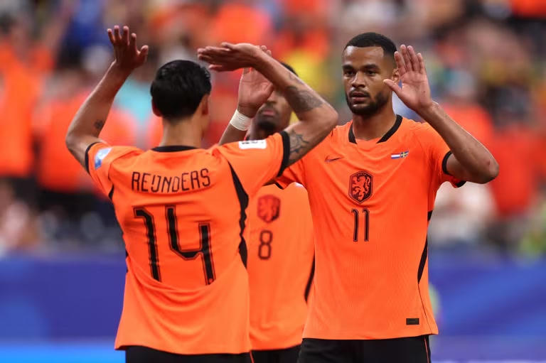 Brian Brobbey và Cody Gakpo giúp Hà Lan ghi 5 trong 6 bàn thắng vào lưới Thụy Điển (Ảnh: FIFA)