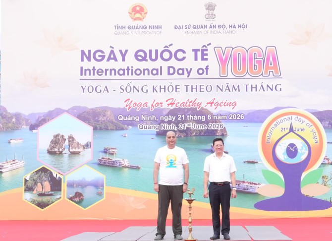 Ban tổ chức trang trọng thực hiện nghi thức đốt đèn truyền thống, ý nghĩa, bắt đầu cho buổi lễ lớn.