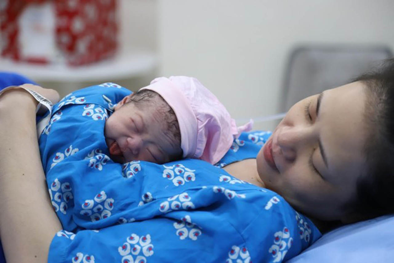 Cần xây dựng chính sách để phụ nữ yên tâm sinh, nuôi dạy con, phát triển sự nghiệp. (Ảnh minh họa: Hoài Nhiên)