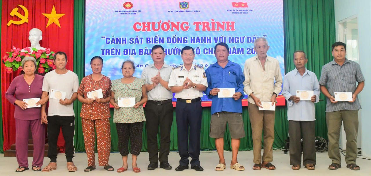 BTL Vùng Cảnh sát biển 4 đồng hành với ngư dân