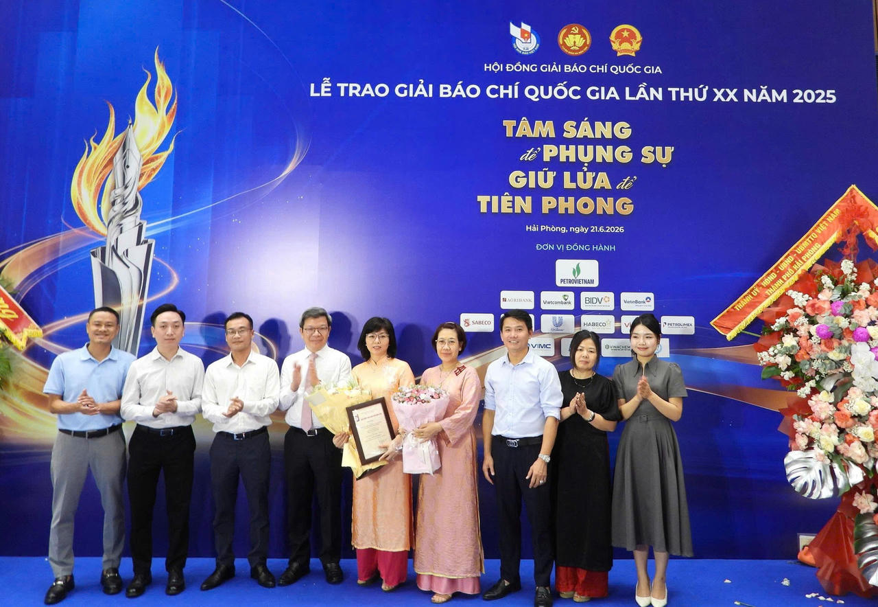 Đồng nghiệp tại Báo Pháp luật Việt Nam chúc mừng nhóm tác giả đoạt giải.
