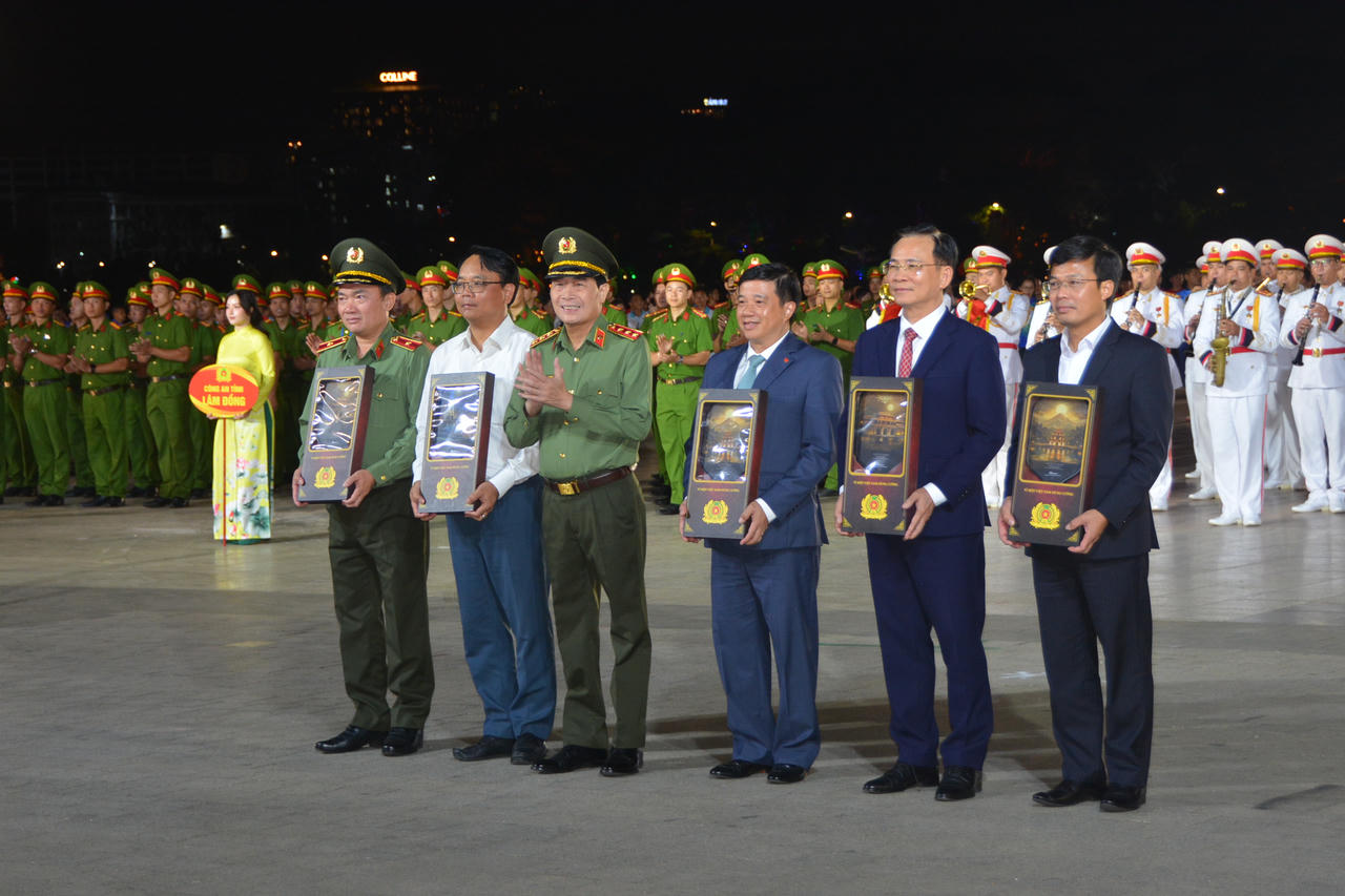 Thượng tướng Lê Quốc Hùng tặng quà lưu niệm cảm ơn lãnh đạo tỉnh Lâm Đồng.