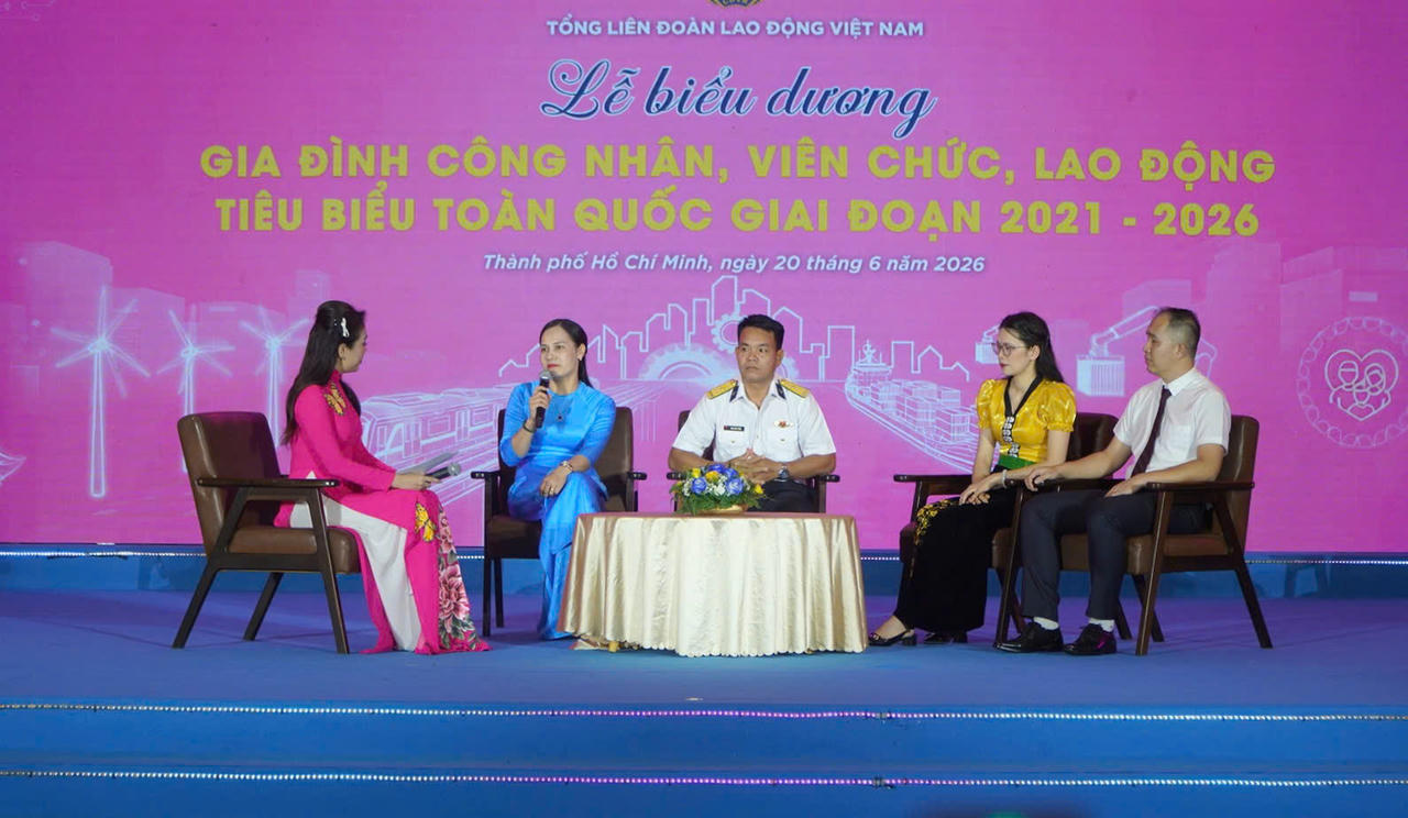Chương trình giao lưu với các gia đình công nhân, viên chức, lao động tiêu biểu.