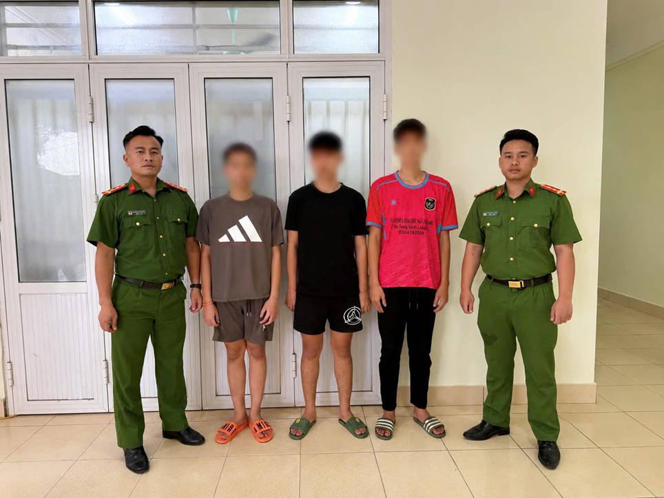 Mâu thuẫn tiền bạc, nhóm thanh thiếu niên đem dao đi đe dọa người khác