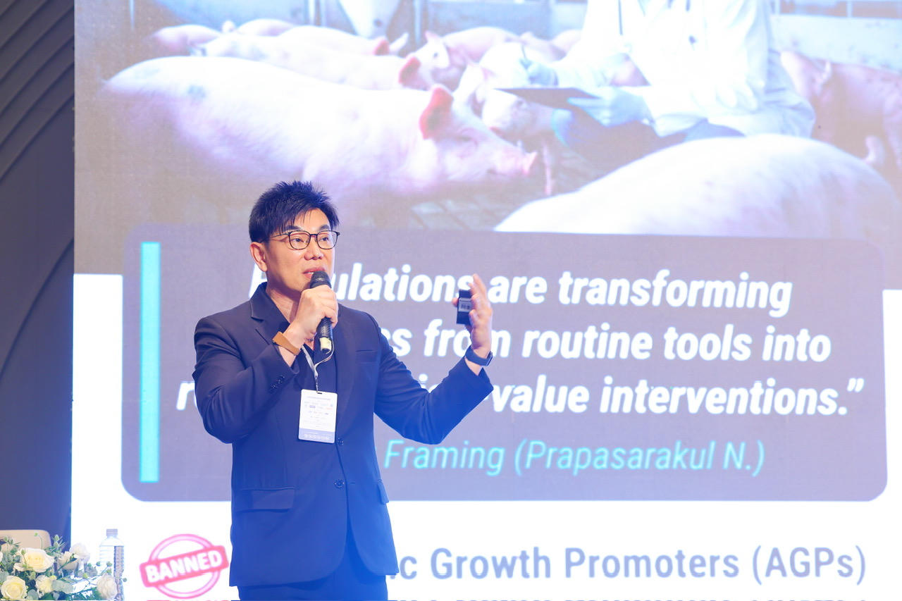 GS.TS Nuvee Prapasarakul - Khoa Thú y, Đại học Chulalongkorn, Thái Lan trình bày tham luận tại hội thảo vệ tinh do C.P. Việt Nam chủ trì trong khuôn khổ IPVS 2026. Ảnh: C.P. Việt Nam.