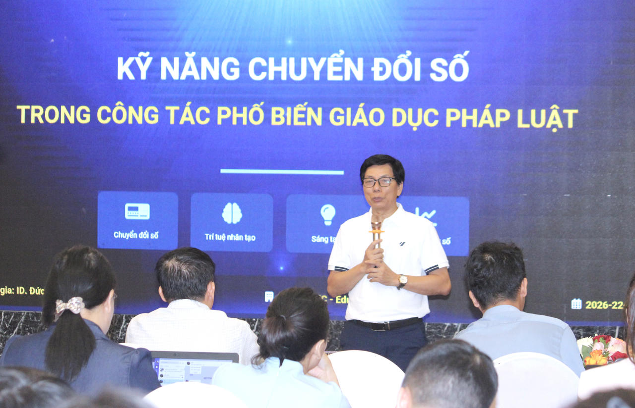 Ông Ngô Văn Đức - Phó Giám đốc Viện Giáo dục và Đào tạo số VTC, hướng dẫn kỹ năng xây dựng, sản xuất các sản phẩm, tài liệu số phục vụ công tác tuyên truyền, phổ biến pháp luật cho các đại biểu.