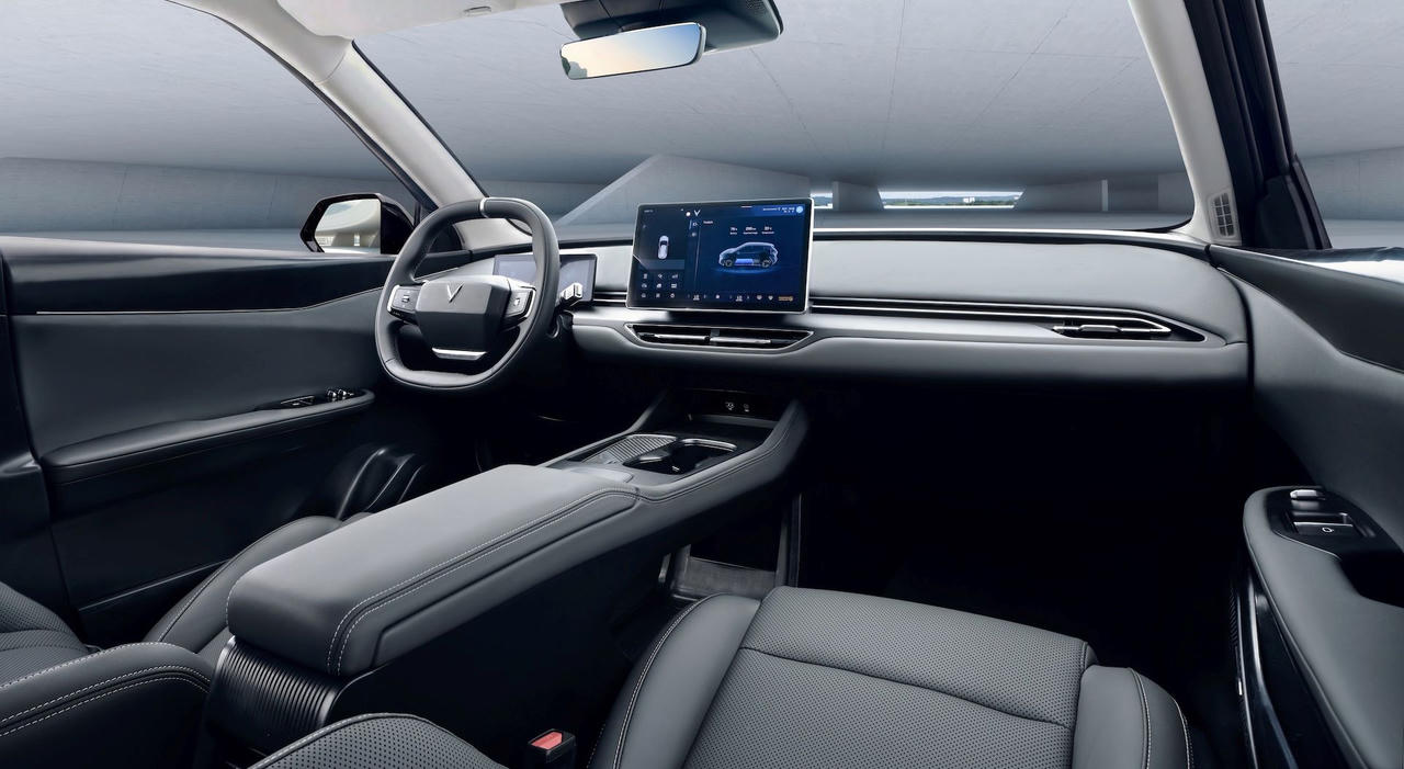 Người dùng Việt nói về VinFast VF 8 thế hệ mới: 'Cùng tiền xe xăng C-SUV, tội gì không lên đời xe điện'