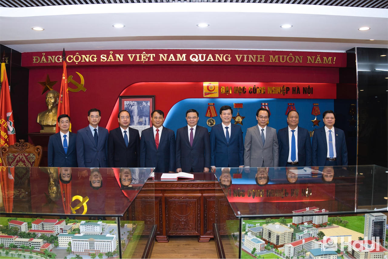 Bộ trưởng Bộ Công Thương Lê Mạnh Hùng và Bộ trưởng Bộ Giáo dục và Đào tạo Hoàng Minh Sơn ghi lưu bút tại Sổ vàng truyền thống của Đại học Công nghiệp Hà Nội.