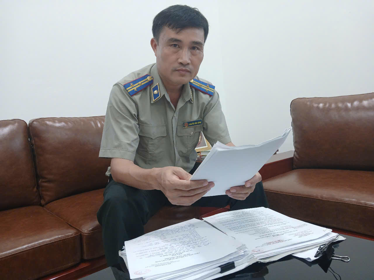 Ông Nguyễn Hữu Nông-Chấp hành viên THADS khu vực 1- Hà Tĩnh trò chuyện với phóng viên.