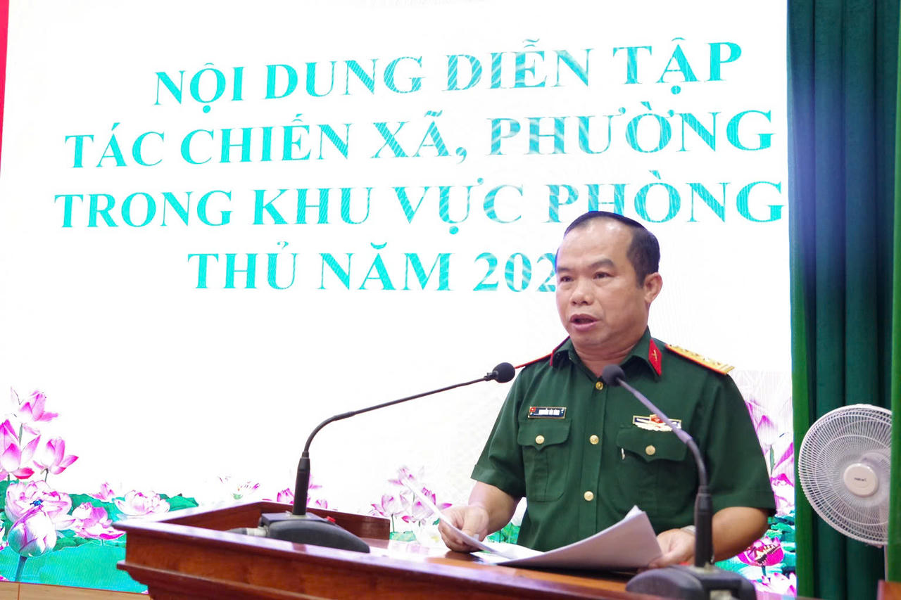 Đại tá Nguyễn Tài Tình, Ủy viên Ban Thường vụ Đảng ủy Quân sự tỉnh, Phó Chỉ huy trưởng - Tham mưu trưởng Bộ CHQS tỉnh, Thành viên Ban Chỉ đạo báo cáo tóm tắt kế hoạch diễn tập tác chiến xã, phường trong khu vực phòng thủ năm 2026.