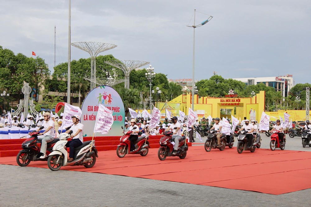 Đoàn diễu hành hưởng ứng Tháng hành động quốc gia phòng, chống bạo lực gia đình năm 2026 tại Thanh Hóa.