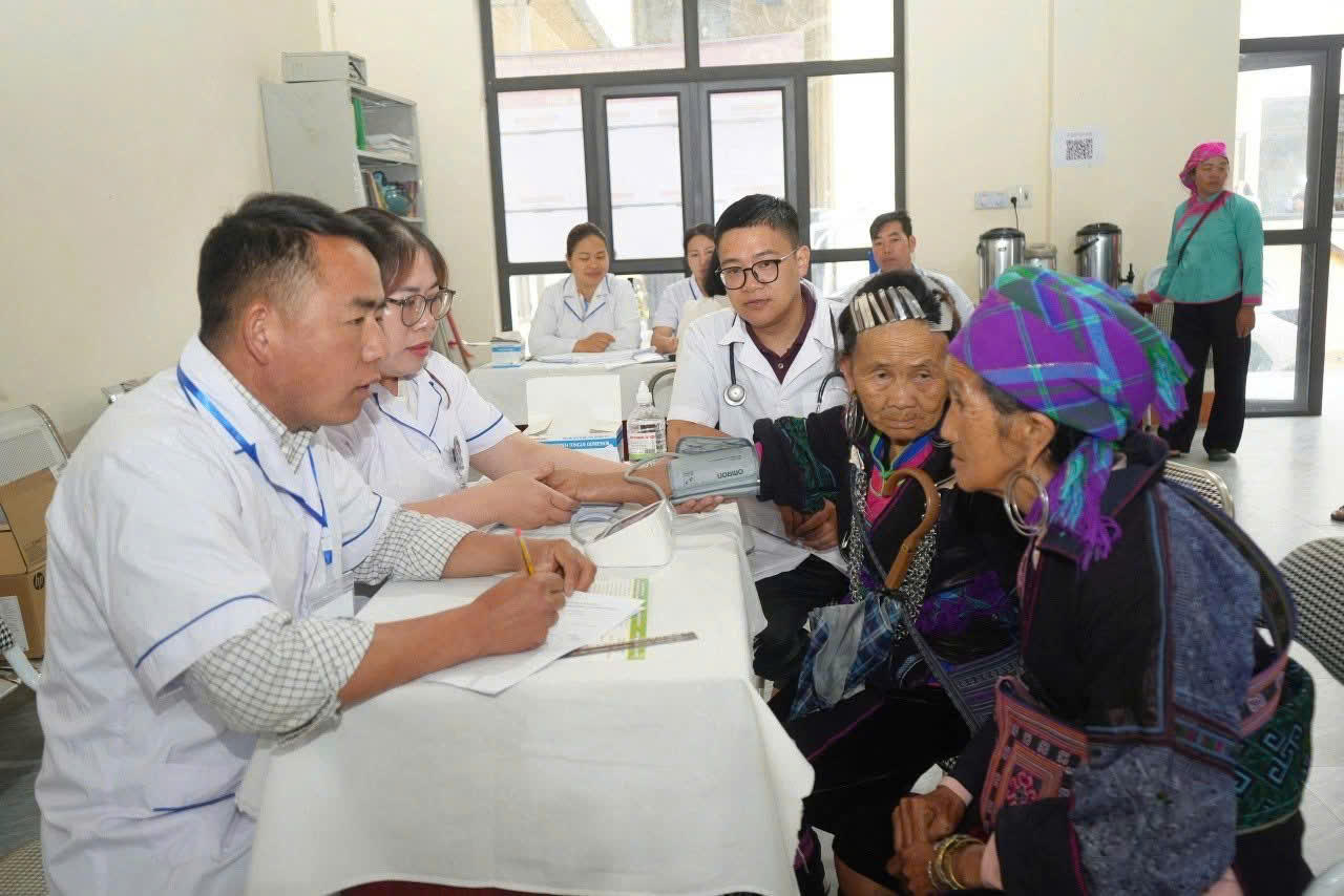 Người dân tộc thiểu số xã Tả Van được chăm lo, hưởng các chính sách an sinh xã hội.