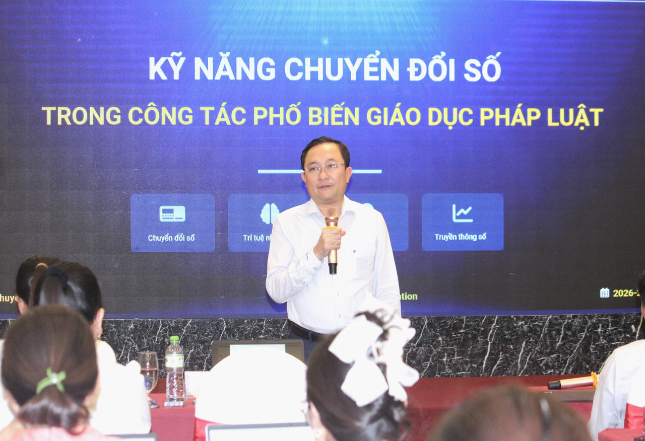 Ông Phan Hồng Nguyên - Phó Cục trưởng Cục Phổ biến, giáo dục pháp luật và Trợ giúp pháp lý phát biểu tại hội nghị.