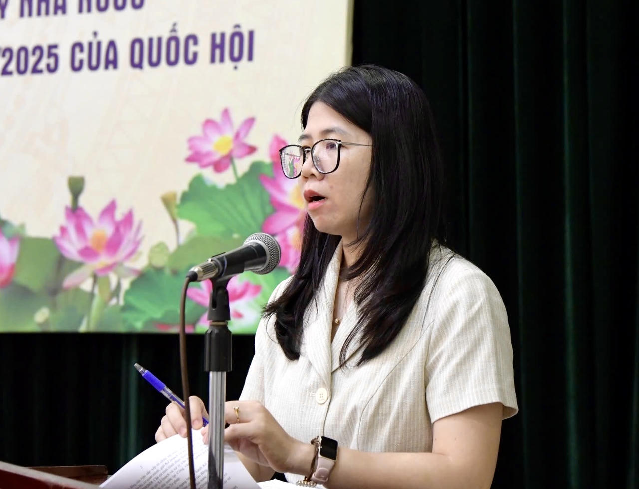 Bà Trần Thu Giang, Trưởng phòng Kiểm tra, rà soát, hệ thống hóa văn bản khối nội chính báo cáo tại hội thảo.