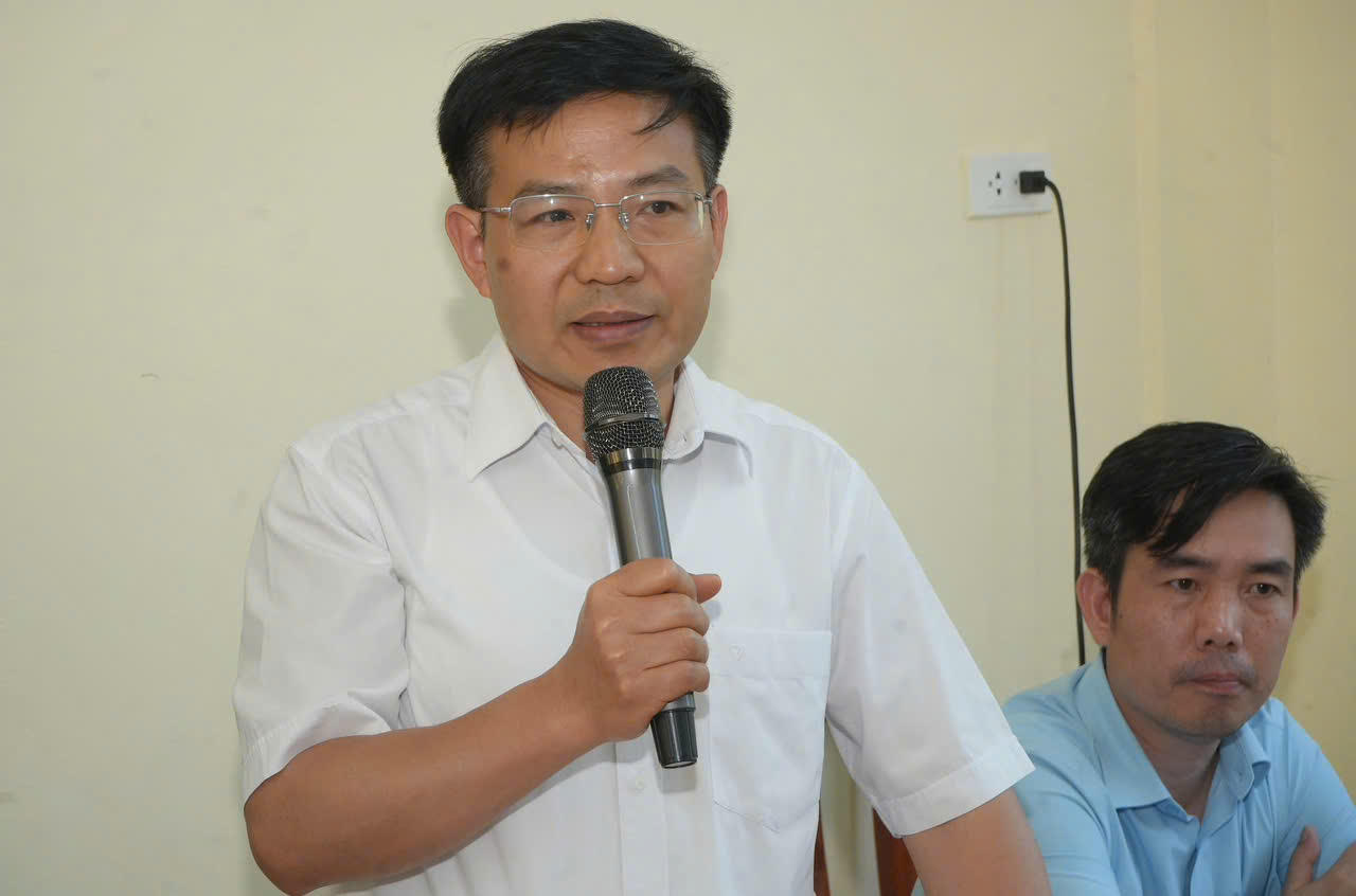 Ông Đỗ Văn Tân (Áo trắng đeo kính) – Bí thư Đảng uỷ, Chủ tịch Hội đồng nhân dân xã Tả Van, tỉnh Lào Cai. 