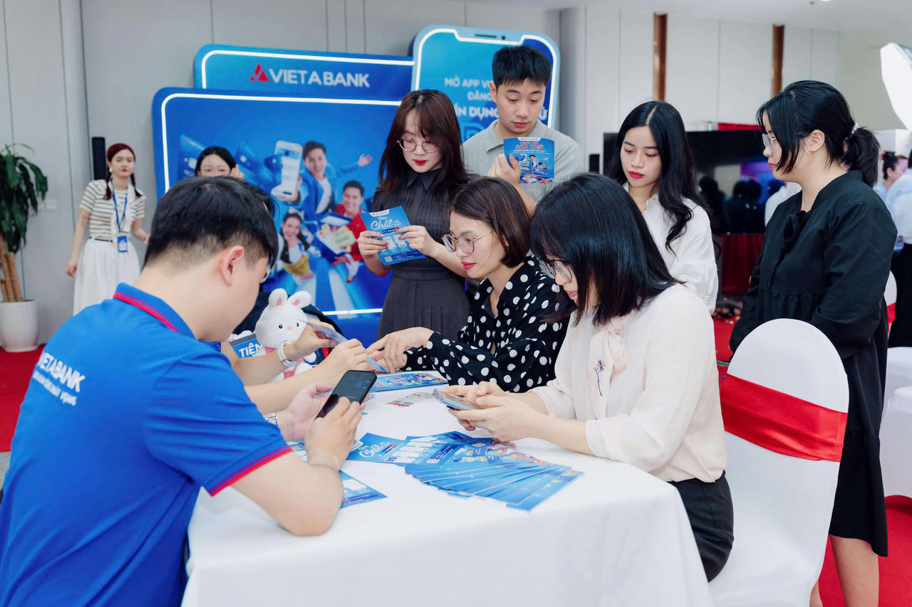 Sự kiện ra mắt thẻ ezDaily thu hút đông đảo khách hàng quan tâm, đăng ký nhận ưu đãi.