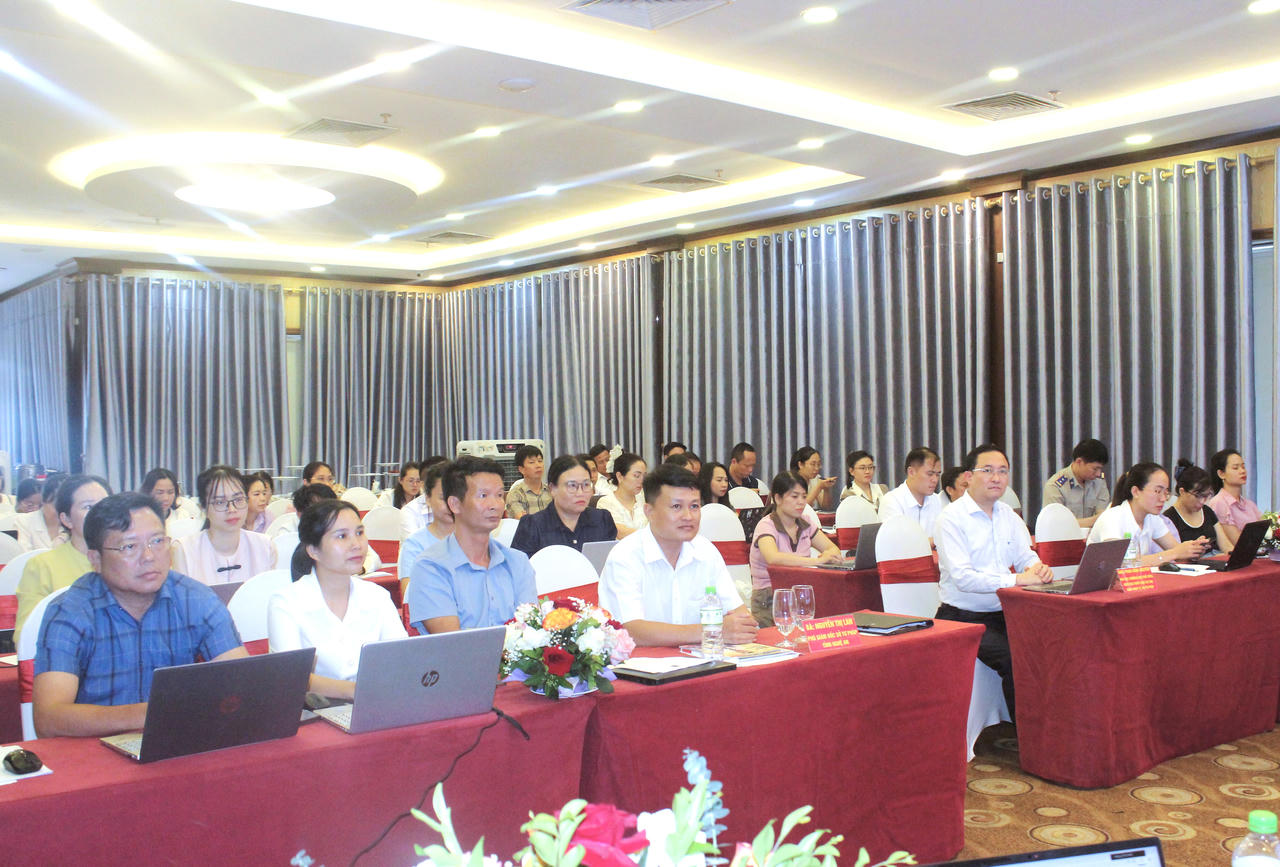 Toàn cảnh hội nghị.