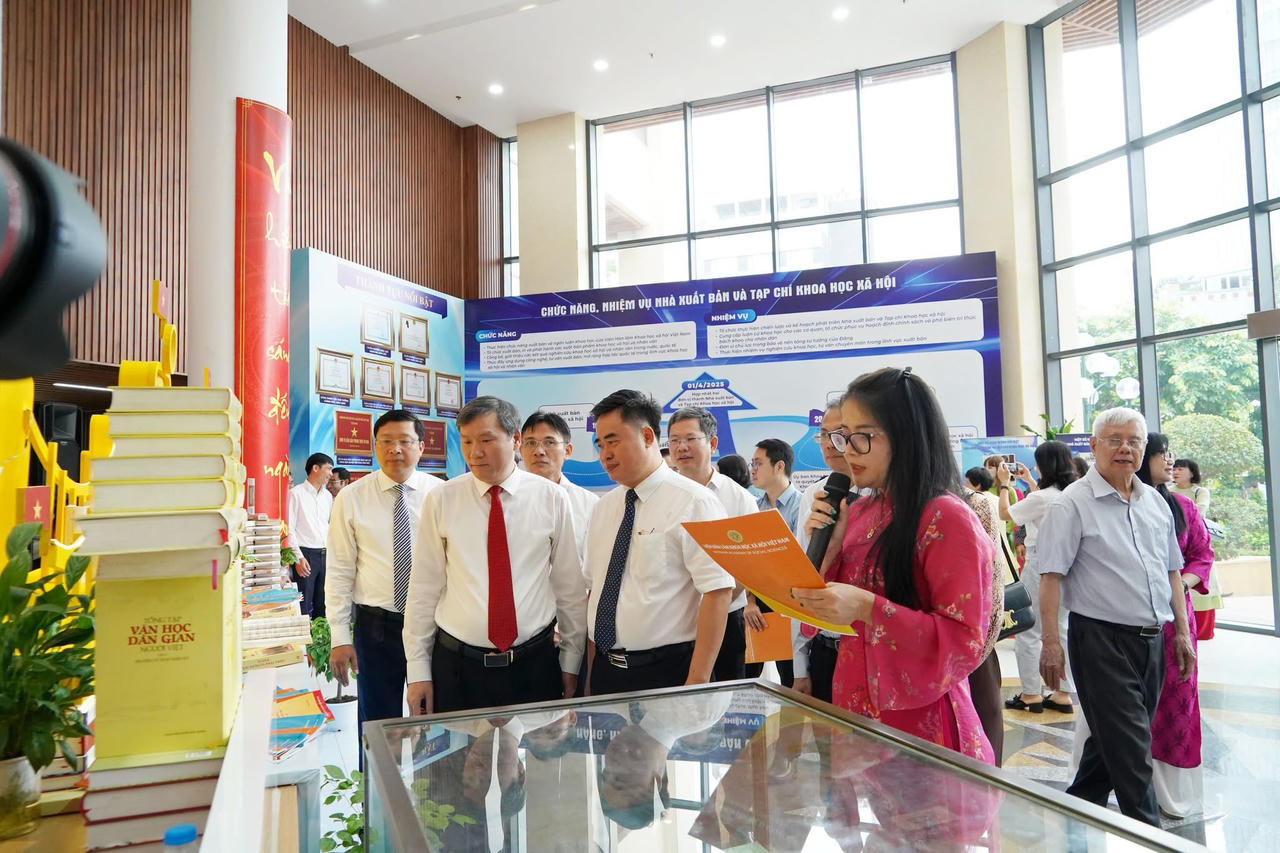 Khai mạc trưng bày chủ đề “Dòng chảy tri thức – Kiến tạo tương lai”
