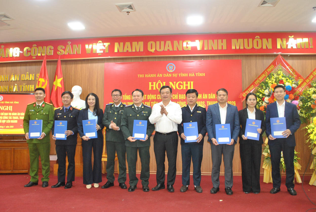 Các đơn vị ký kết phối hợp trong công tác THADS dưới sự chứng kiến của Trưởng Ban Chỉ đạo THADS tỉnh Hà Tĩnh.