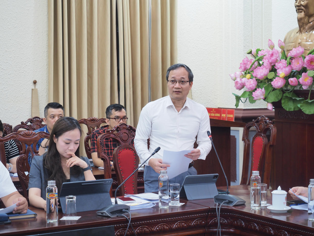 Đại diện Ngân hàng Nhà nước Việt Nam phát biểu tại cuộc họp.