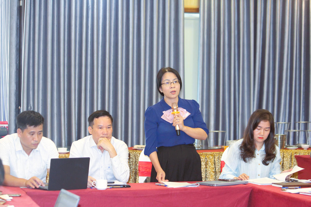 Bà Hoàng Thị Xuyên - Phó Chủ tịch UBND xã Tân Châu (tỉnh Nghệ An) phát biểu tham luận tại buổi tọa đàm.