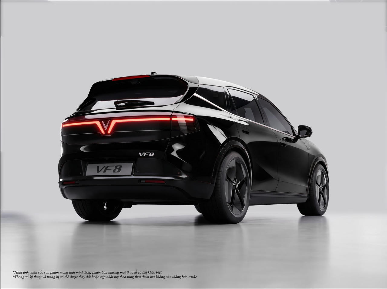 Người dùng Việt nói về VinFast VF 8 thế hệ mới: 'Cùng tiền xe xăng C-SUV, tội gì không lên đời xe điện'