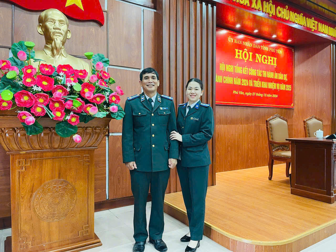 Đ/c Vũ Hùng – Chi cục trưởng Chi cục THDS huyện Tuy An (Nay là&nbsp;Phòng Thi hành án dân sự khu vực 14) và CHV Đỗ Thị Huyền Trang – người trực tiếp thi hành vụ việc