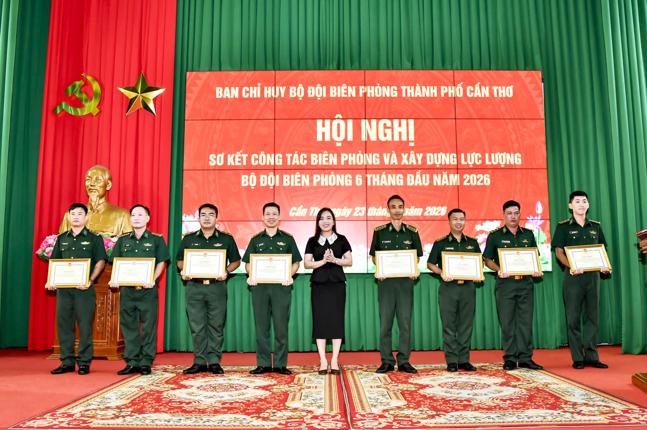 Bà Triệu Thị Ngọc Diễm - Phó Chủ tịch Ủy ban MTTQVN thành phố trao bằng khen của UBND thành phố cho các tập thể, cá nhân