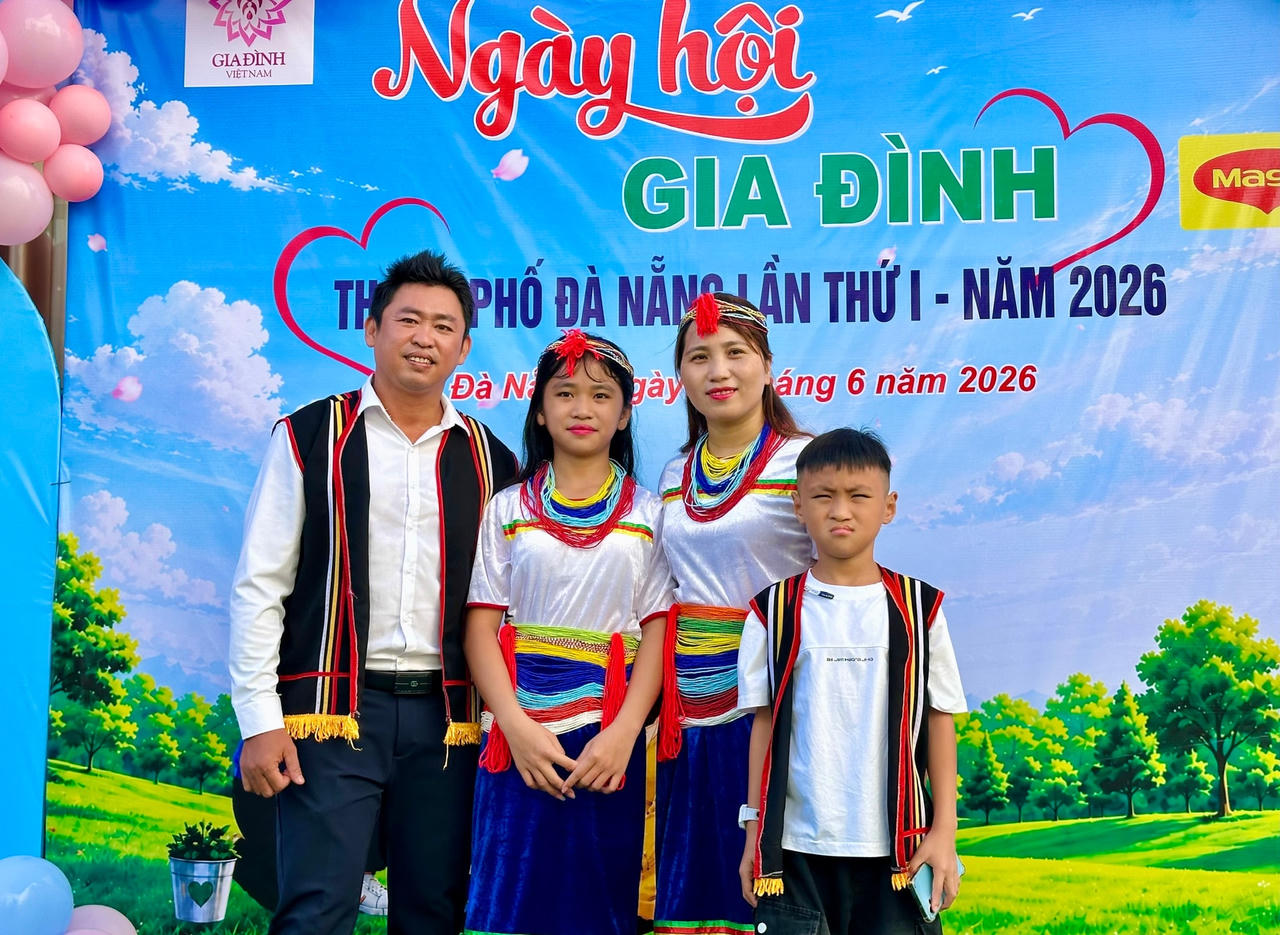 Một gia đình người Co ở xã Trà Liên tại Ngày hội Gia đình thành phố Đà Nẵng. Ảnh: A Lăng Ngước
