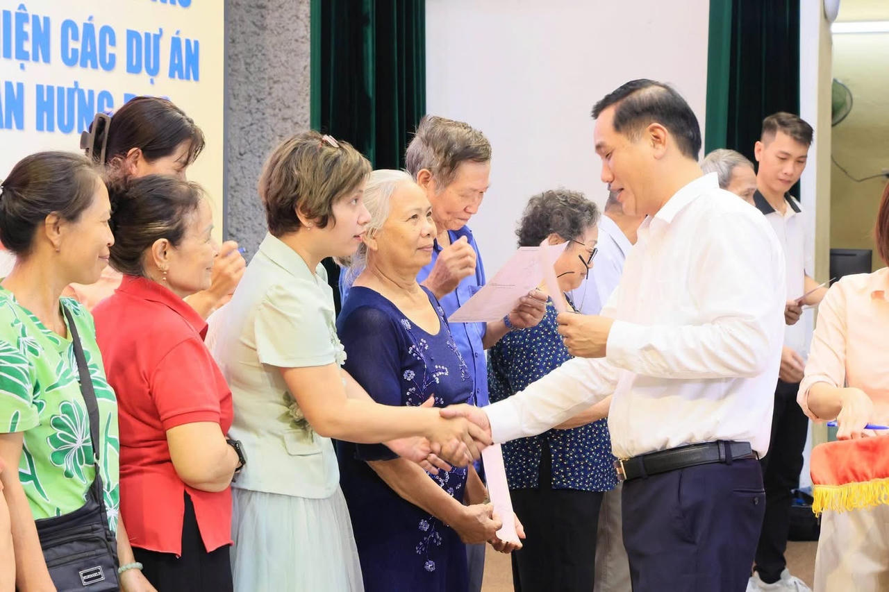 Cơ quan chức năng trao Giấy chứng nhận quyền sử dụng đất cho các hộ dân tái định cư.