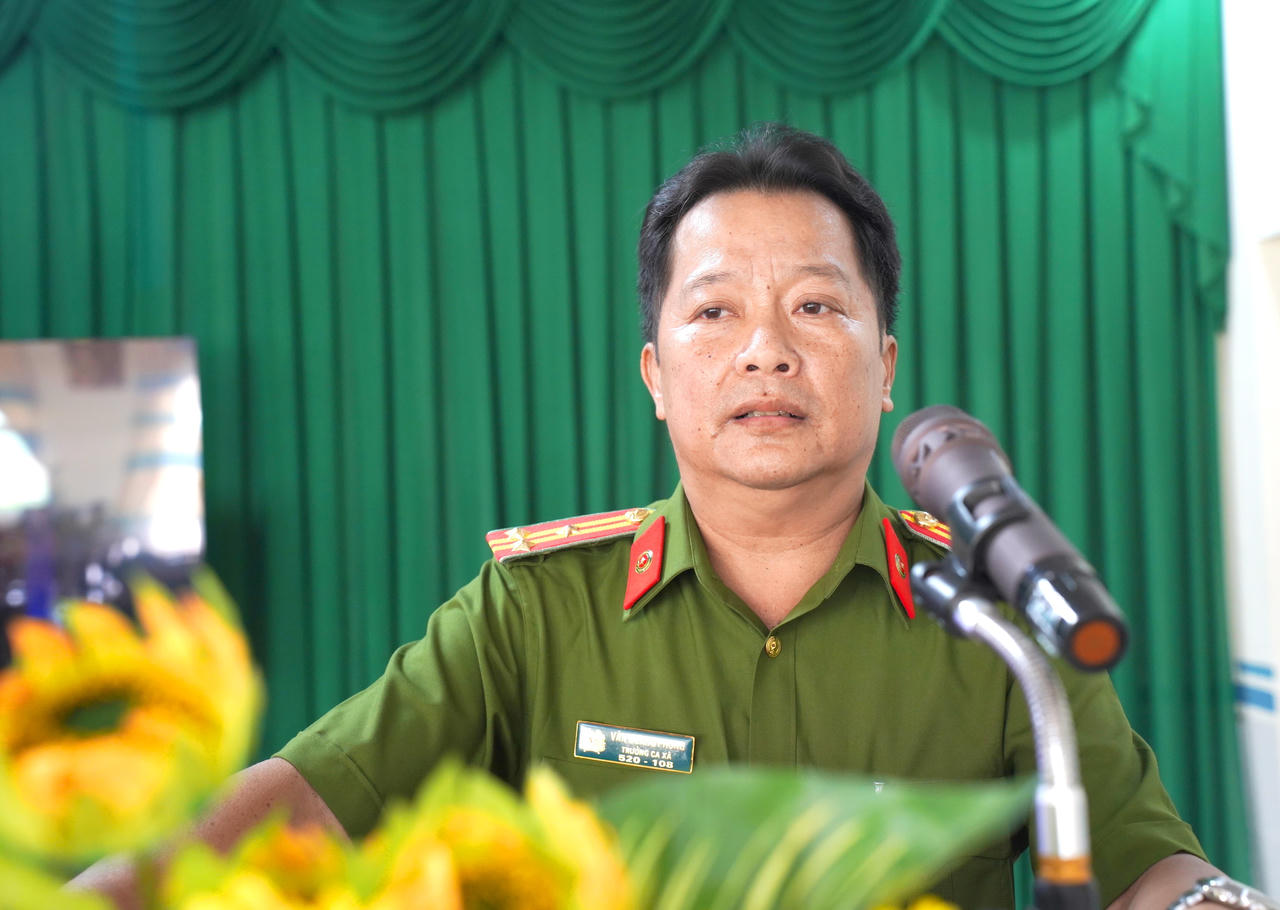 Thượng tá Văn Quang Phong - Đội trưởng Đội Tham mưu Phòng Cảnh sát điều tra tội phạm về ma túy Công an tỉnh Cà Mau, phổ biến các quy định pháp luật về phòng, chống ma túy.