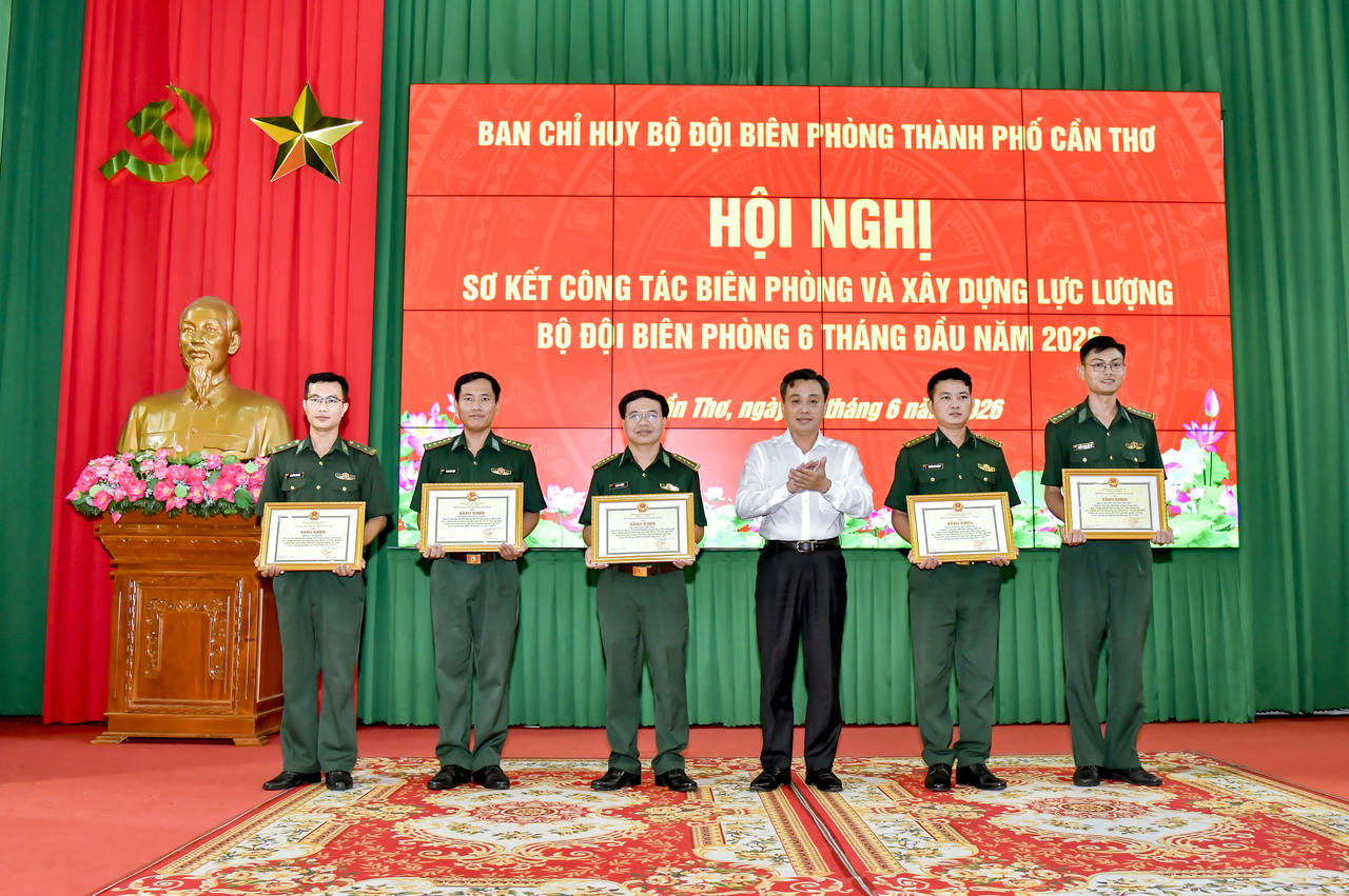 Ông Nguyễn Hồng Hà - Phó trưởng ban Tuyên giáo và Dân vận Thành ủy trao bằng khen của UBND thành phố cho các tập thể, cá nhân.
