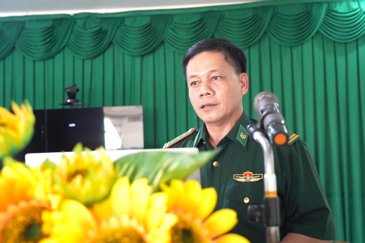 Thượng tá Nguyễn Văn Hệ - Phó Trưởng Phòng Nghiệp vụ, Ban Chỉ huy BĐBP tỉnh Cà Mau, trình bày chuyên đề tuyên truyền tại Hội nghị.