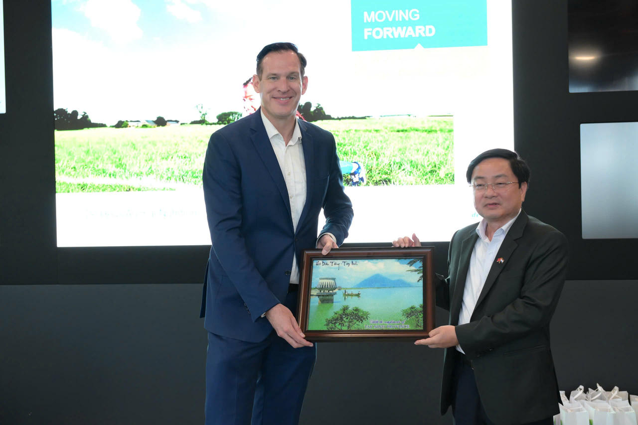 Bí thư Tỉnh ủy Tây Ninh Nguyễn Văn Quyết trao quà lưu niệm cho đại diện tập đoàn Hoàng gia De Heus.