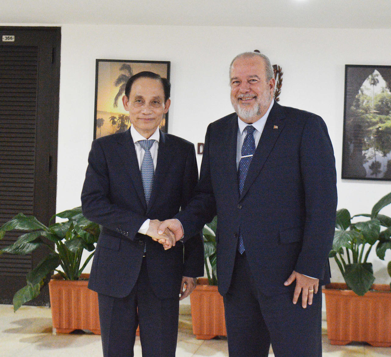 Bộ trưởng Lê Hoài Trung hội kiến Thủ tướng Manuel Marrero Cruz.
