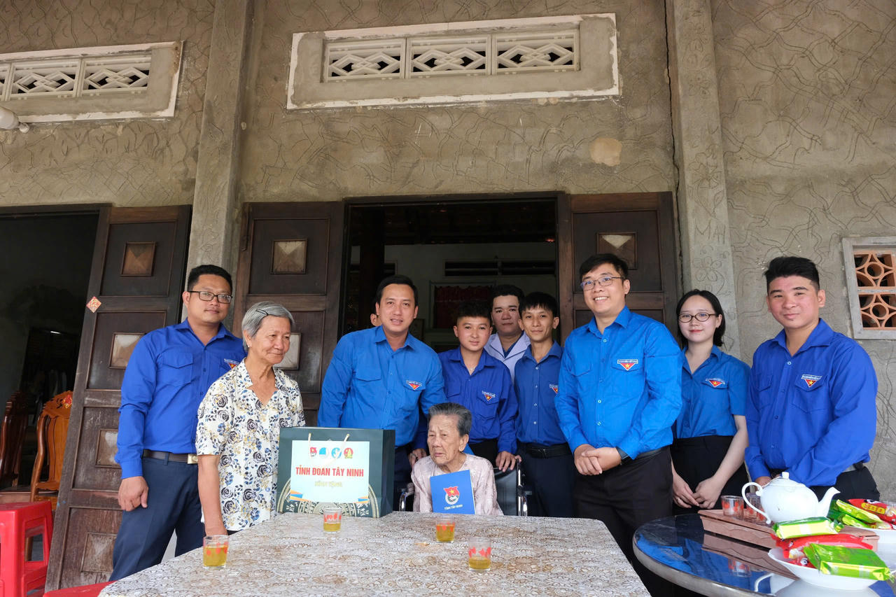 Đoàn viên, thanh niên Tây Ninh tích cực hỗ trợ gia đình chính sách, người già, người neo đơn.