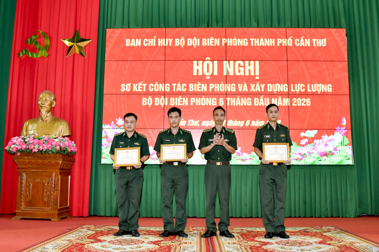 Thượng tá Nguyễn Thanh Đừng - Phó Chỉ huy trưởng, kiêm Tham mưu trưởng BĐBP thành phố trao giấy khen cho các tập thể, cá nhân