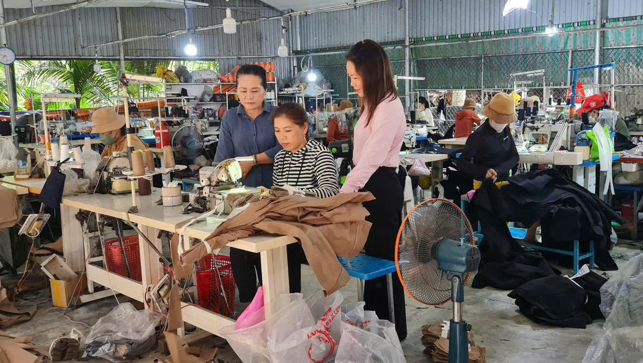 Cán bộ tín dụng NHCSXH Hoài Nhơn gắn bó với khách hàng, tận tình giúp hộ nghèo và các đối tượng chính sách sử dụng vốn chính sách phát triển sản xuất, kinh doanh.