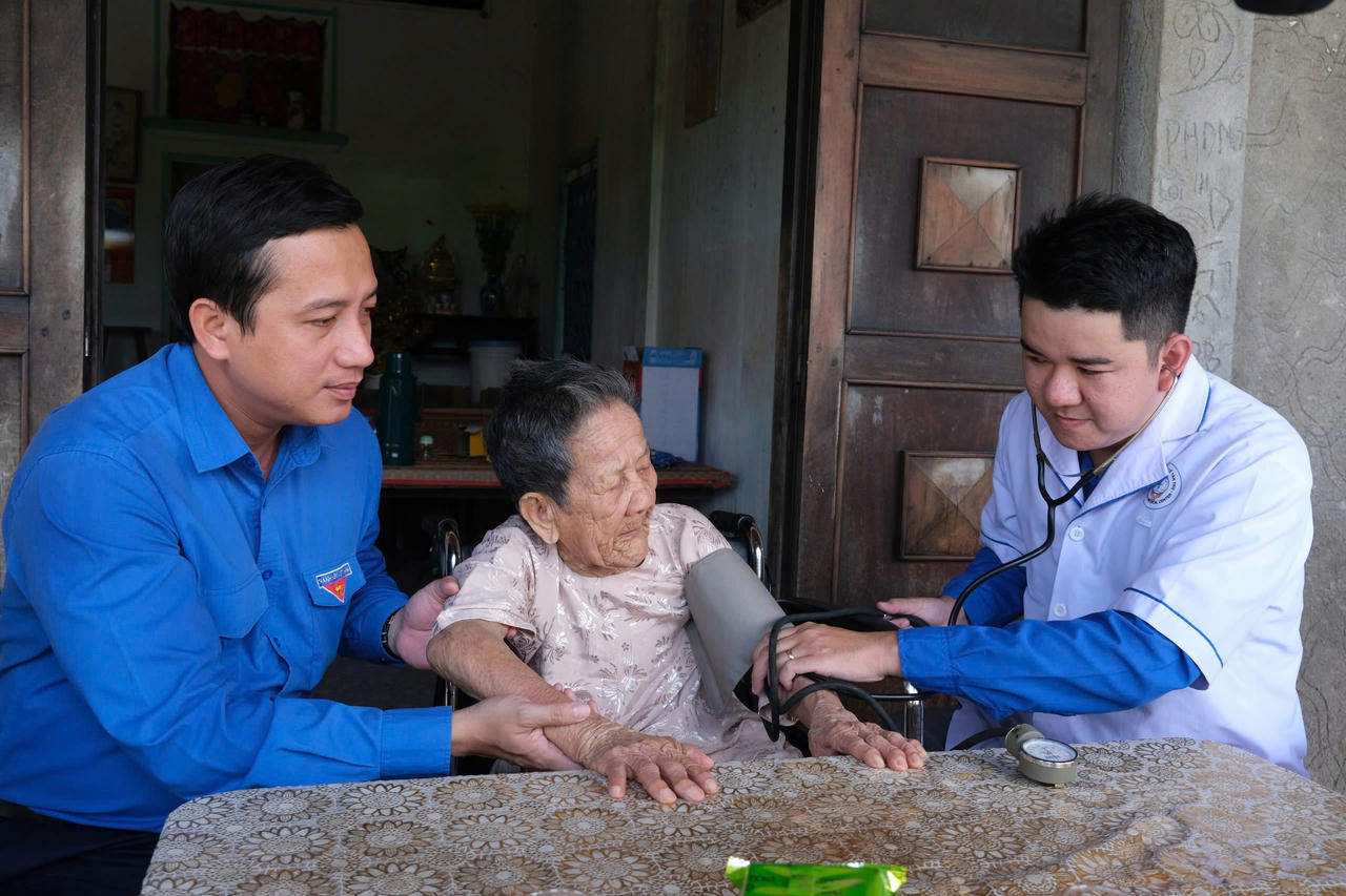 Bí thư Tỉnh đoàn Tây Ninh Trần Hải Phú (bìa phải) tham gia hoạt động chăm sóc sức khỏe, y tế cho người cao tuổi trên địa bàn