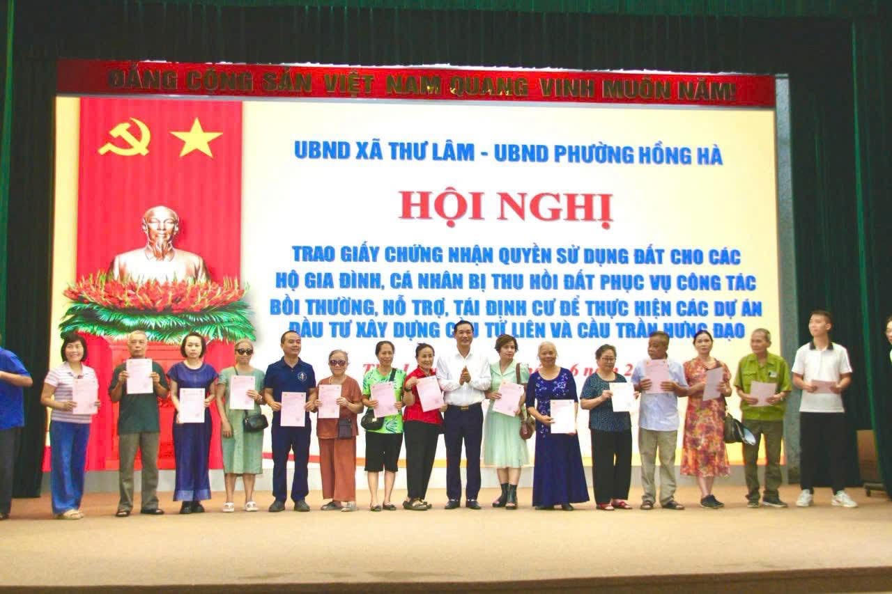 Những cuốn “sổ đỏ” giúp người dân thêm yên tâm tại nơi ở mới.