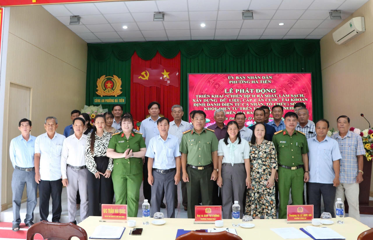 Triển khai chiến dịch làm sạch dữ liệu, thúc đẩy chuyển đổi số tại phường Hà Tiên