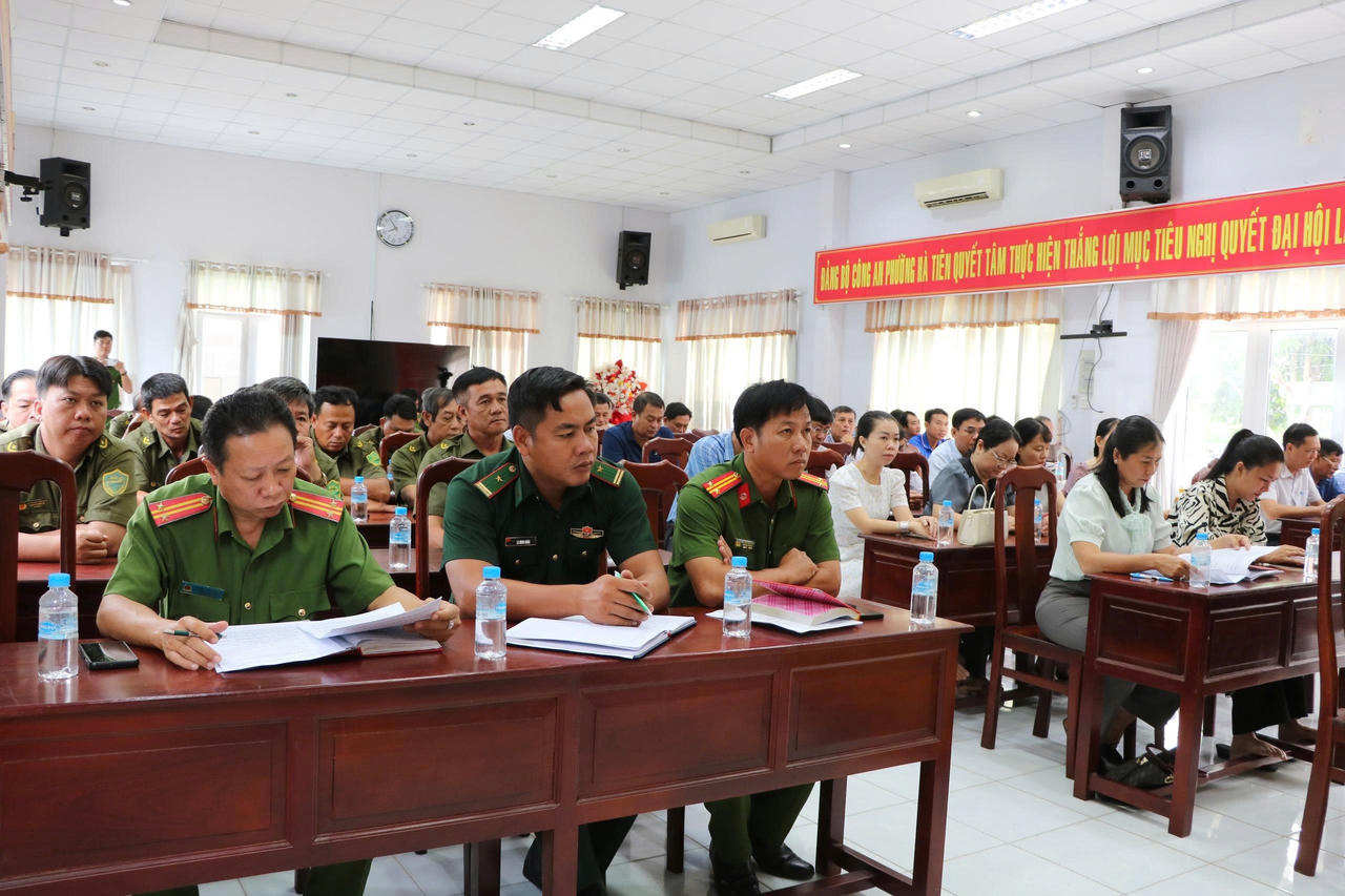Triển khai chiến dịch làm sạch dữ liệu, thúc đẩy chuyển đổi số tại phường Hà Tiên