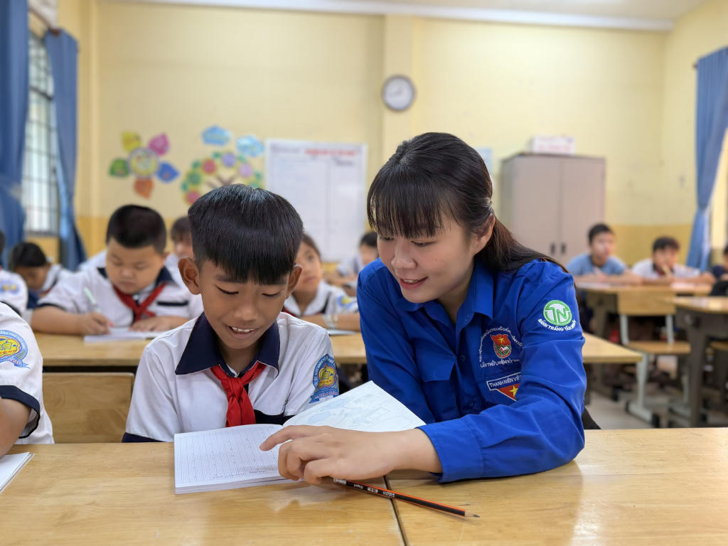 Phó Bí thư Đoàn phường Bình Minh hướng dẫn các em học tiếng Anh