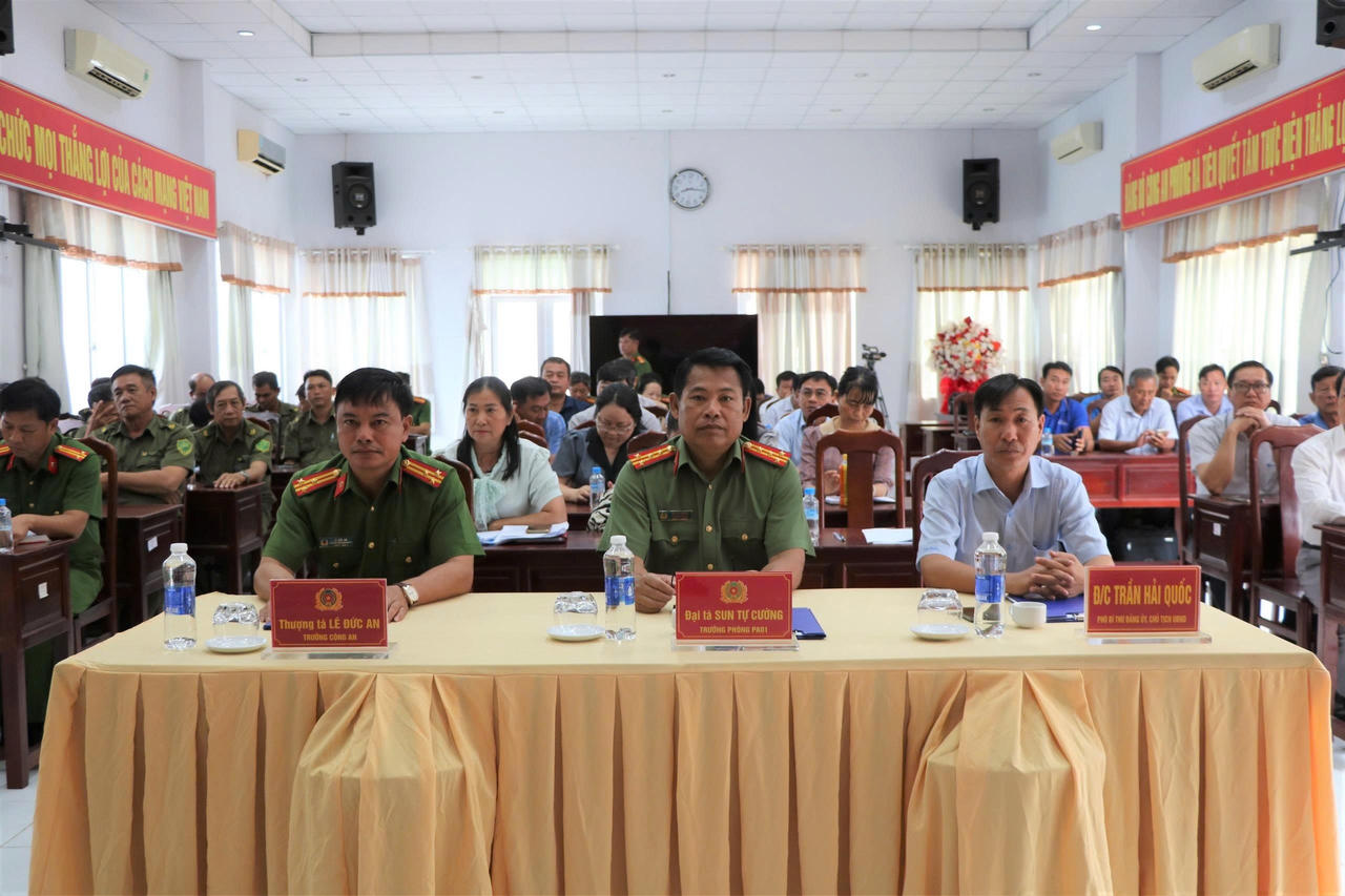 Triển khai chiến dịch làm sạch dữ liệu, thúc đẩy chuyển đổi số tại phường Hà Tiên