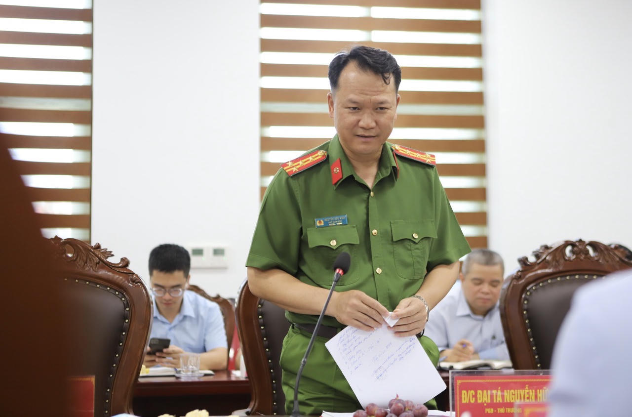 Đại tá Nguyễn Hữu Bình - Phó Giám đốc Công an tỉnh Bắc Ninh phát biểu tại hội nghị