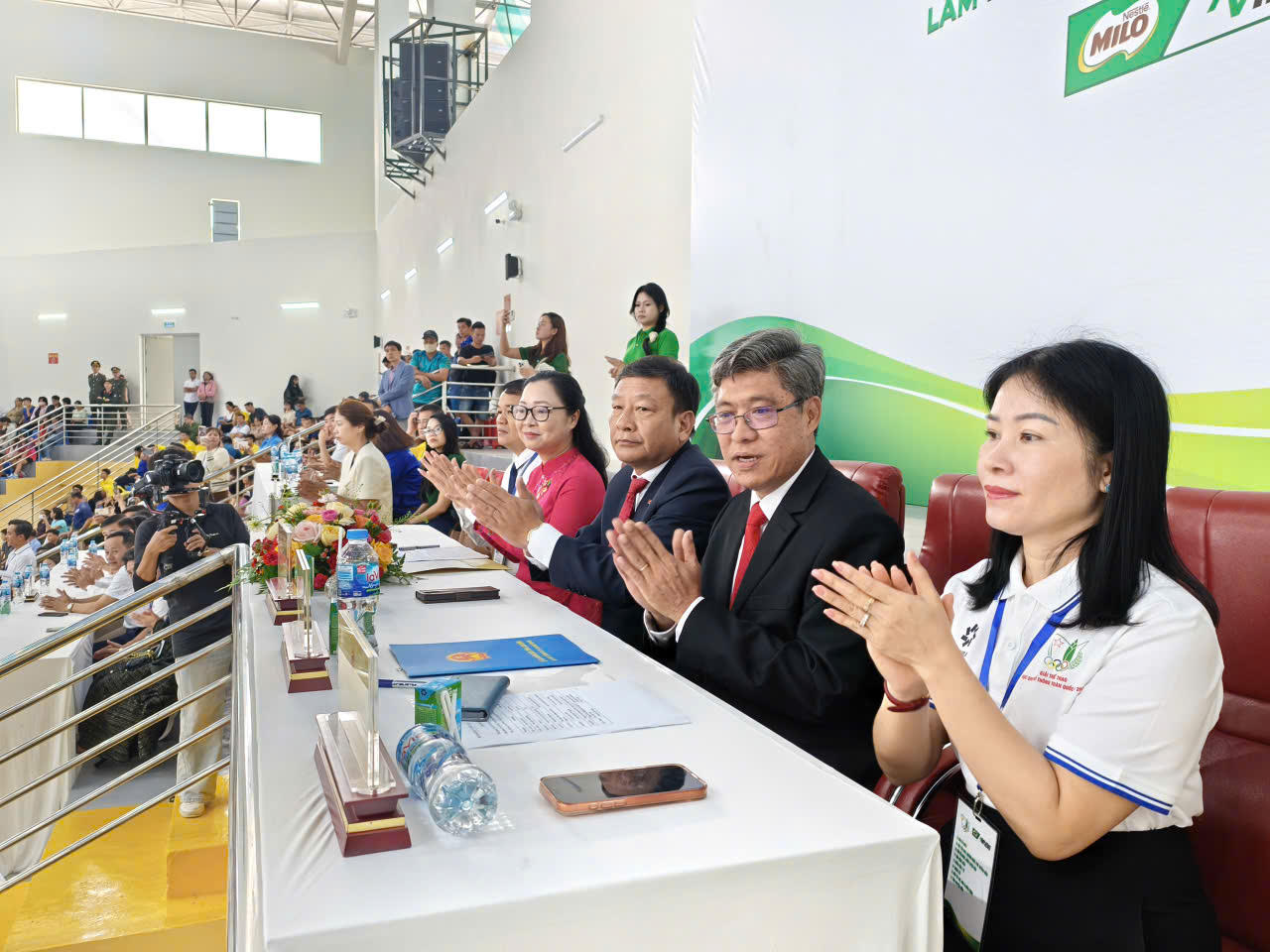 Lãnh đạo UBND tỉnh Lâm Đồng tham dự lễ khai mạc.