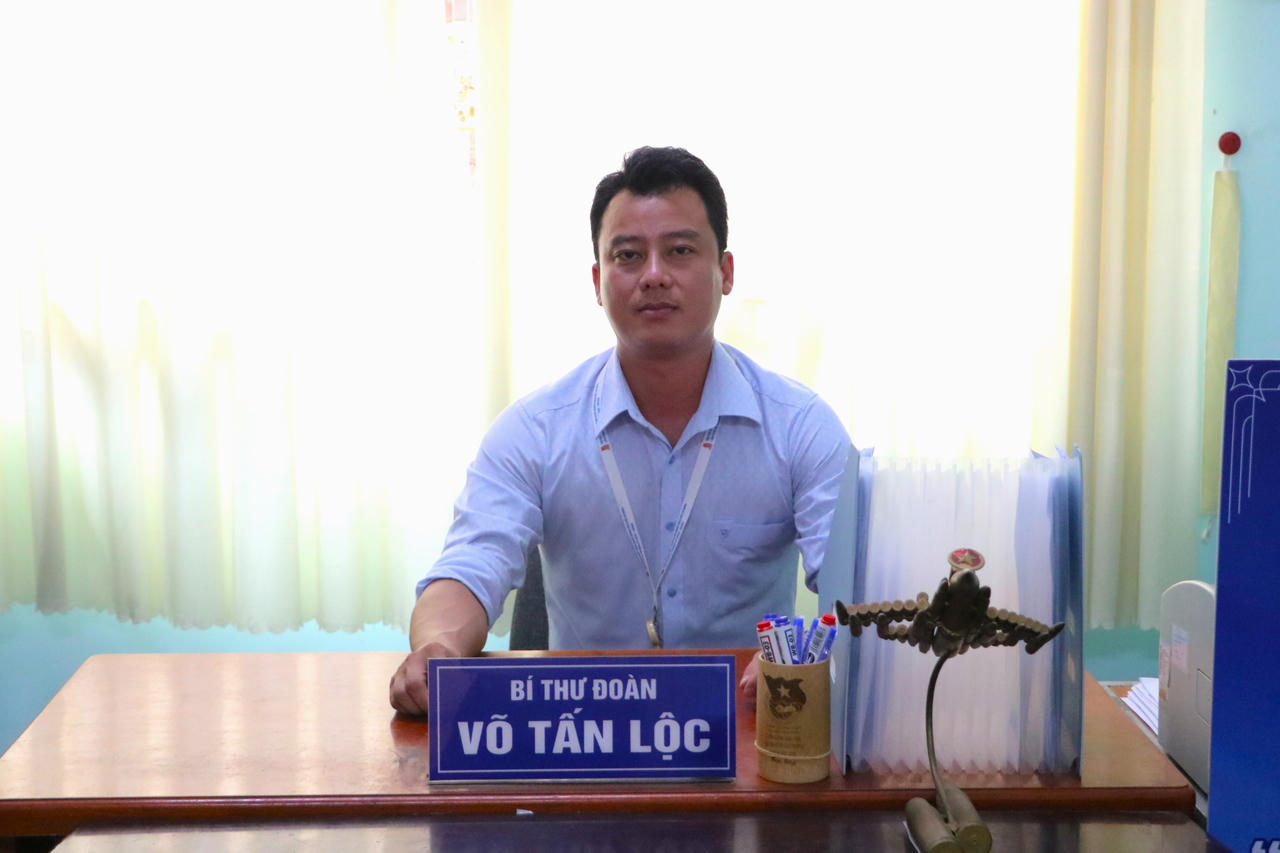 Võ Tấn Lộc hiện là Bí thư Đoàn trường THPT Nguyễn Văn Trỗi (xã Truông Mít, tỉnh Tây Ninh)